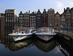 Die meisten Ausflugsschiffe in Amsterdam sind schon elektrisch unterwegs (Archivbild). - &copy; Peter Dejong/AP/dpa