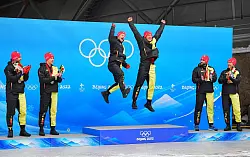 Im Zweierbob gewann Christoph Hafer (2.v.r.) Olympia-Bronze. (Archivbild) - © Michael Kappeler/dpa