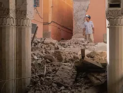 Ein Mann begutachtet die durch das Erdbeben verursachten Sch&auml;den in der alten Medina von Marrakesch. - &copy; Rida Tabit/AP/dpa