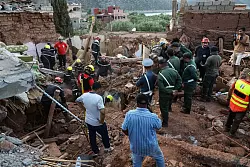 Rettungskr&auml;fte suchen in der Stadt Ouirgane nach &Uuml;berlebenden. - &copy; Khaled Nasraoui/dpa