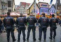 Auf vielen Weihnachtsmärkten wird nun die Polizeipräsenz erhöht. Der Magdeburger Weihnachtsmarkt bleibt für dieses Jahr geschlossen. - © dpa