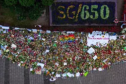Blumen- und Lichtermeer nach dem Terroranschlag von Solingen. In Düsseldorf hat jetzt der Prozess gegen den mutmaßlichen Attentäter begonnen. (Archivbild) - © Christoph Reichwein/dpa