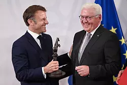 Zwei, die sich verstehen: Frank-Walter Steinmeier (r) und Emmanuel Macron mit dem Internationalen Preis des Westf&auml;lischen Friedens. - &copy; Rolf Vennenbernd/dpa