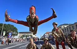 Beim Trachtenumzug am Sonntag waren auch Moriskent&auml;nzer dabei. - &copy; Karl-Josef Hildenbrand/dpa