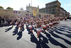 Der Trachten- und Sch&uuml;tzenumzug ist ein traditionelles Element des Oktoberfests. - &copy; Karl-Josef Hildenbrand/dpa