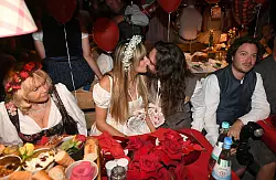 Heidi Klum und Tom Kaulitz knutschen im K&auml;ferzelt. - &copy; Felix H&ouml;rhager/dpa