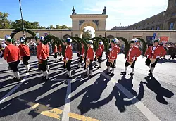 Eine Schefflergruppe beim Trachtenumzug in M&uuml;nchen. - &copy; Karl-Josef Hildenbrand/dpa