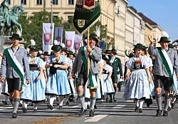 Traumhaftes Wetter, fesche Trachten - der Tag zwei des Oktoberfests. - &copy; Karl-Josef Hildenbrand/dpa