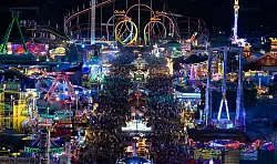 Bis in den sp&auml;ten Abend hinein blieb es voll auf dem Gel&auml;nde. - &copy; Sven Hoppe/dpa