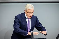 Unionsfraktionsvize Norbert Röttgen (CDU) verteidigt den Vorschlag für ein Zufallsverfahren zur möglichen Auswahl von Wehrdienstleistenden. - © Christoph Soeder/dpa