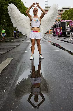 Viele Teilnehmer sind mit Glitzer, bunten Accessoires und teils aufwendigen Kost&uuml;men unterwegs. - &copy; Joerg Carstensen/dpa