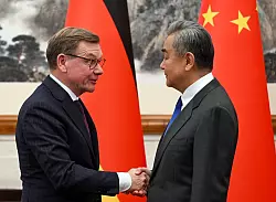 Au&szlig;enminister Johann Wadephul (CDU) hatte sich Anfang Dezember bei seinem China-Besuch in der Hauptstadt Peking mit seinem Kollegen Wang Yi getroffen. - &copy; Soeren Stache/dpa