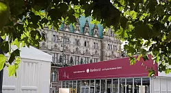Der Bundesrat hat einen Informationspavillon vor dem Hamburger Rathaus aufgebaut. - &copy; Franziska Spiecker/dpa