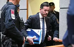 René Benko verfolgte den zweiten Prozesstag mit großer Aufmerksamkeit - © Barbara Gindl/APA/dpa