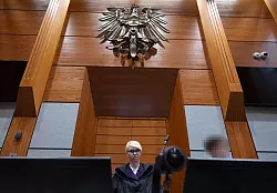 Die Richterin Andrea Wegschneider wird nach zwei Verhandlungstagen das Urteil im Fall Benko fällen - © Johann Groder/EXPA/APA/dpa