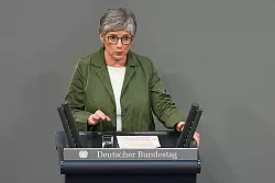 Gr&uuml;nen-Fraktionschefin Ha&szlig;elmann ging Merz und Union scharf an - will aber zustimmen. - &copy; Michael Kappeler/dpa