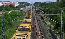 Bei der Sanierung der Riedbahn kamen schwere Spezialmaschinen zum Einsatz, wie die RPM-RS-900, genannt: «Katharina die Große». (Archivbild) - © Arne Dedert/dpa