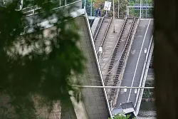Abgeknickt, eingest&uuml;rzt: die Carolabr&uuml;cke in Dresden. - &copy; Robert Michael/dpa