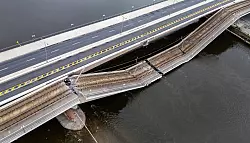 Weitere Teile der Br&uuml;cke gelten als einsturzgef&auml;hrdet. - &copy; Robert Michael/dpa