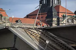 Wo Minuten zuvor noch Stra&szlig;enbahnen f&uuml;hren, ist ein Teil der Br&uuml;cke zusammengebrochen. - &copy; Robert Michael/dpa