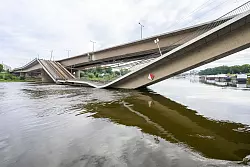 Ein Teil der Br&uuml;cke liegt in der Elbe. - &copy; Robert Michael/dpa