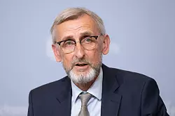 Sachsens Innenminister Armin Schuster (CDU) meint, eine geschäftsführende Regierung sollte keine weitreichenden Entscheidungen treffen. Dazu zählt er auch die Aufnahme gefährdeter Menschen aus Afghanistan. (Archivbild) - © Sebastian Kahnert/dpa