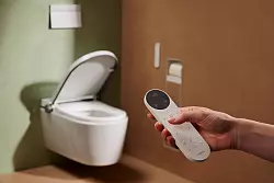 Nicht nur beim Fernseher praktisch, sondern jetzt auch beim Klogang ein Ding: die Fernbedienung. Hier f&uuml;r ein WC von Hansgrohe - &copy; hansgrohe/Hansgrohe SE/dpa-tmn