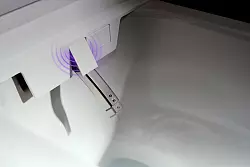 Sauber per UV-Licht: Der Duschstab aus Edelstahl wird nach jeder Benutzung automatisch desinfiziert. - &copy; hansgrohe/Hansgrohe SE/dpa-tmn