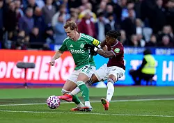 West Ham und Newcastle lieferten sich viele enge Zweikämpfe. - © John Walton/PA Wire/dpa