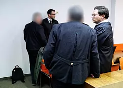 Die Angeklagten und ihre Anw&auml;lte vor dem Urteil. - &copy; Matthias Balk/dpa