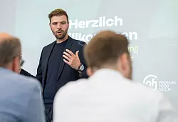 Maximilian Tönnies ist seit 2018 Gesellschafter der Tönnies-Unternehmensgruppe - zusammen mit Vater Clemens und Cousin Robert. (Archivbild) - © Guido Kirchner/dpa