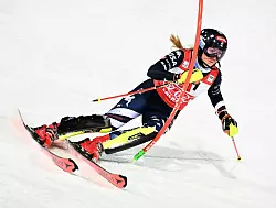 Mikaela Shiffrin zwischen den Torstangen beim Slalom von Flachau. - &copy; Barbara Gindl/APA/dpa