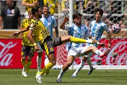Ramy Bensebaini vom BVB und Matias Lacava lieferten sich ein heißes Duell. - © Carolyn Kaster/AP/dpa
