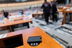 Die Abstimmungsanlage im Tisch eines Abgeordneten. - &copy; Rolf Vennenbernd/dpa