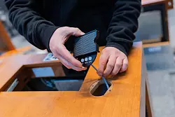 Ein Arbeiter setzt die Abstimmungsanlage ein. - &copy; Rolf Vennenbernd/dpa