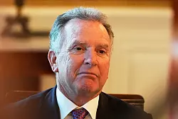 Der US-Sondergesandte Steve Witkoff hat in einer Rede in Tel Aviv bei einer Großkundgebung der Angehörigen der Gaza-Geiseln die Rolle von US-Präsident Donald Trump bei den Bemühungen um eine Befriedung der Region gewürdigt. (Archivbild) - © Alex Brandon/AP/dpa