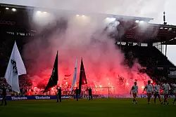 Vor dem Anpfiff zündeten die mitgereisten Mainzer Fans Pyrotechnik. - © Ole Martin Wold/NTB Scanpix/AP/dpa
