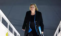 Faeser wird von ihrem österreichischen Kollegen begleitet. - © Bernd von Jutrczenka/dpa