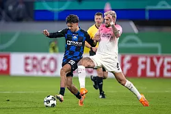 Erst nach 36. Minuten hatte die Werkself den ersten Torabschluss. - &copy; David Inderlied/dpa