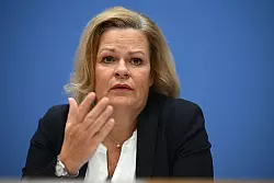 Bundesinnenministerin Nancy Faeser (SPD) hat mit Vertretern mehrerer Internet-Plattformen über Desinformation im Kontext der anstehenden Bundestagswahl gesprochen. (Archivfoto) - © Sebastian Gollnow/dpa