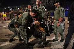 Auch in Israel wird demonstriert - gegen die rechts-religiöse Regierung von Netanjahu. - © Ohad Zwigenberg/AP/dpa