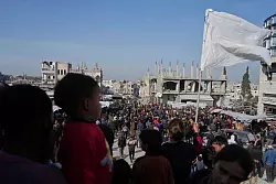 Die Demonstranten rufen auch Slogans gegen die Hamas. - © Jehad Alshrafi/AP/dpa