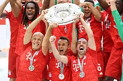 Deutscher Meister mit dem FC Bayern: Rafinha (M). - © Tobias Hase/dpa