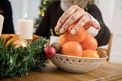 Die Mischung machts: Wer immer mal wieder das Plätzchen durch eine Mandarine oder Nüsse ersetzt, tut in der Adventszeit Gutes für den Körper. - © Christin Klose/dpa-tmn