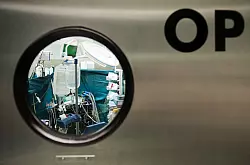 Die Ausgaben für Krankenhausbehandlungen steigen stark. (Archivbild) - © Maurizio Gambarini/dpa