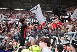 Frankfurter Ekstase: Arthur Theate bejubelt mit den Fans den Champions-League-Einzug. - © Philipp von Ditfurth/dpa