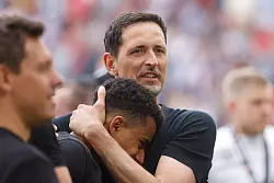 Stolz und erleichtert: Eintracht-Trainer Dino Toppmöller herzt Offensivmann Ansgar Knauff. - © Philipp von Ditfurth/dpa