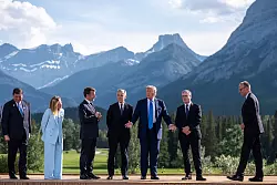 Seine G7-Kollegen, die eine gemeinsame Linie zum neuen Krieg in Nahost abstimmen wollten, lässt Trump kurzerhand zurück. - © Michael Kappeler/dpa-Pool/dpa