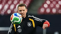 Julian Nagelsmann spielt beim Training den Ball. - © Jan Woitas/dpa