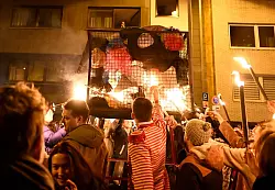 Während der Karnevalszeit hängt über vielen Kneipen-Türen oder Theken eine Strohpuppe. - © Roberto Pfeil/dpa